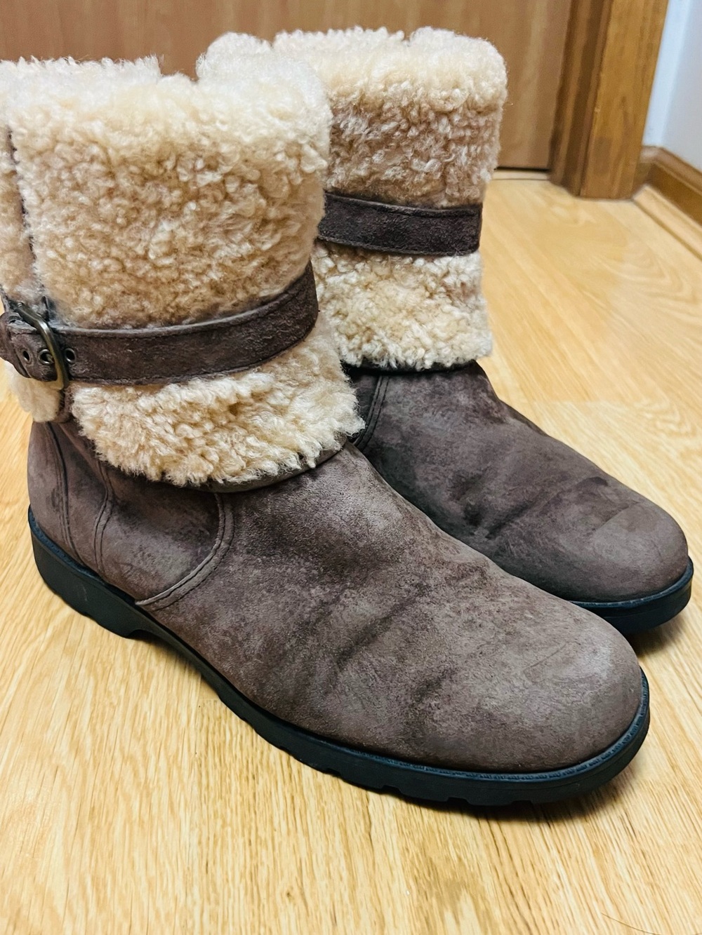 UGG Chestnut Brown Shearling Cuff Ankle Booốt size 10